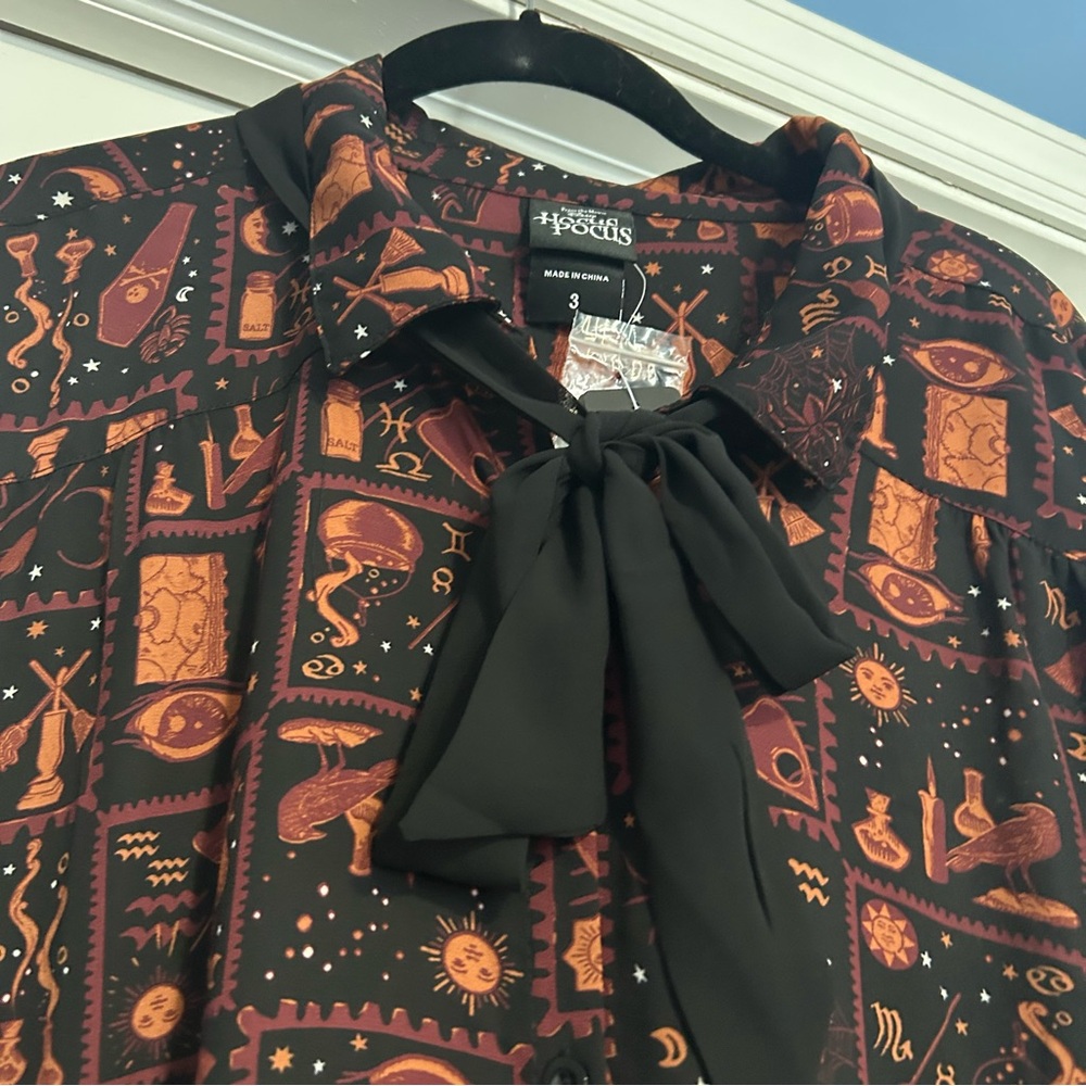 NWT Torrid Disney Hocus Pocus size 3X tie neck long sleeve blouse Halloween plus - Picture 10 of 12